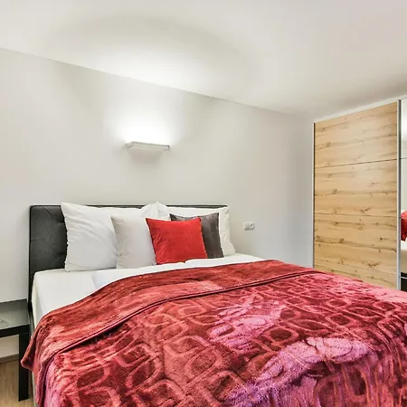 Elegant In With Terrace Apartament