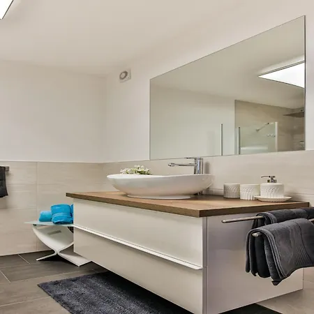 Elegant In With Terrace Apartament