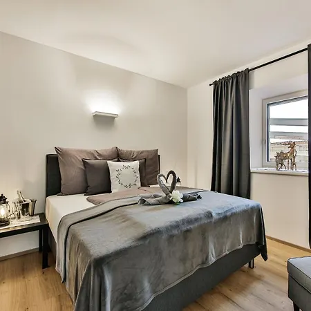 Elegant In With Terrace